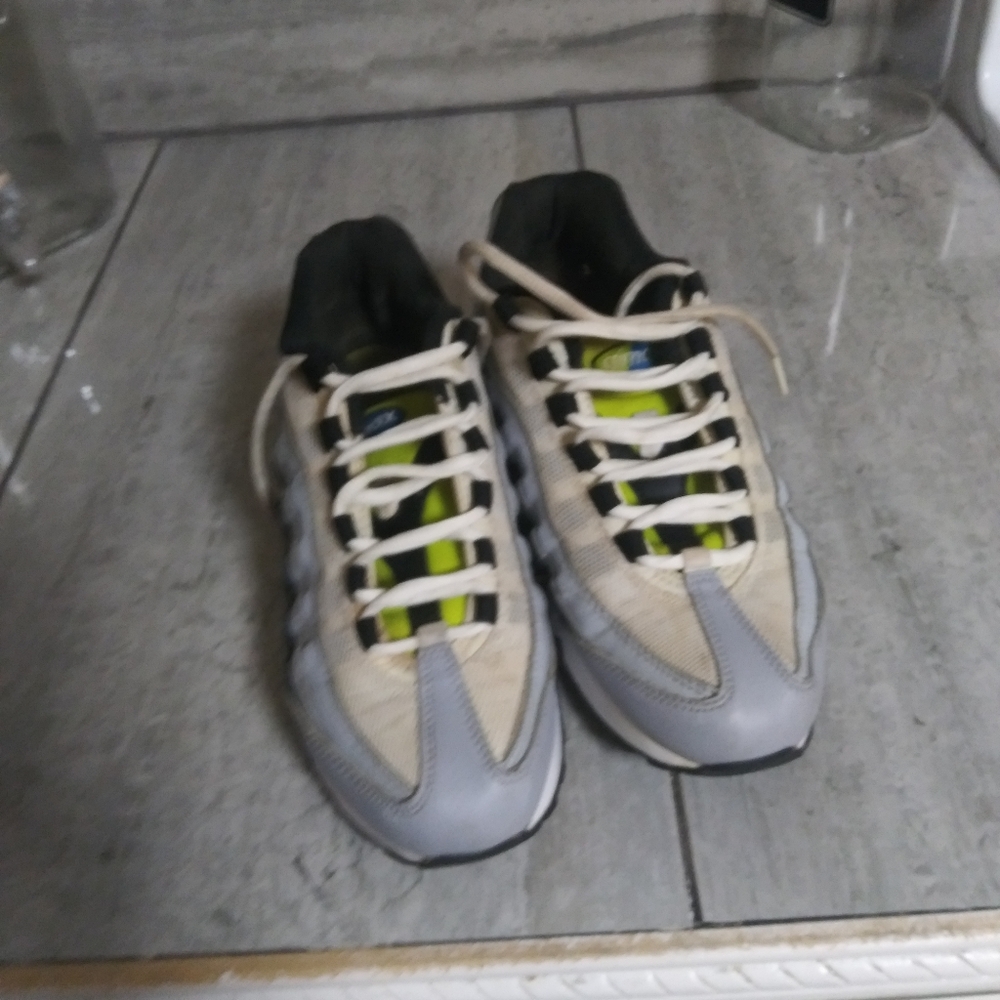 Air Max - Picture 2 of 2